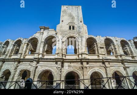 Arènes d'Arles, l'anfiteatro romano nella città di Arles, dipartimento delle Bocche del Rhône, Francia meridionale Foto Stock