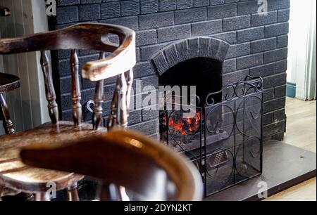 Fuoco di carbone in un pub sull'isola Santa Foto Stock