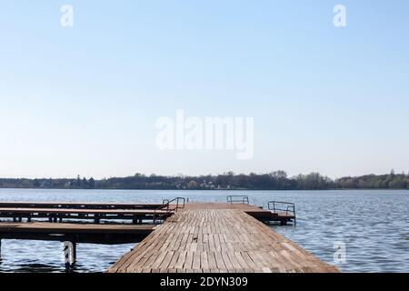 Pontile in legno sul lago Palico, a Subotica, Serbia, durante un pomeriggio di primavera conosciuto anche come Palicko Jezero, è una delle principali attrazioni di Vojvod Foto Stock