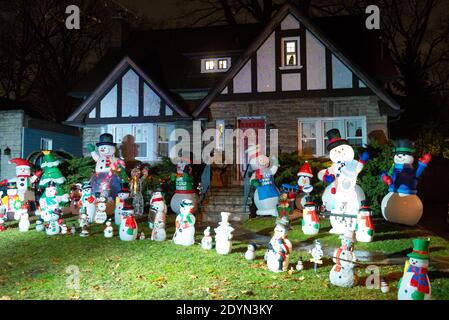 Toronto, ON, Canada – 25 dicembre 2020: Molti pupazzi di neve si trovano davanti alla casa come decorazione natalizia a Toronto Foto Stock
