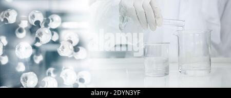 scienziato in bianco cappotto poring acqua in bicchiere di vetro e. struttura chimica molecolare in laboratorio di scienza sfondo banner bianco Foto Stock