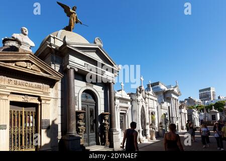 Argentina, Buenos Aires - Tombe sotto forma di mausolei nel Cimitero di Recoleta. Foto Stock