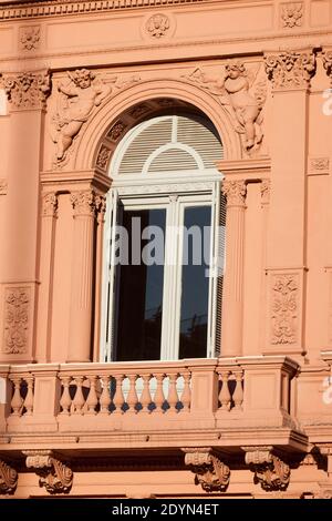 Argentina, Buenos Aires - una finestra con balcone della Casa Rosada su Plaza de Mayo, in Microcentro. Foto Stock