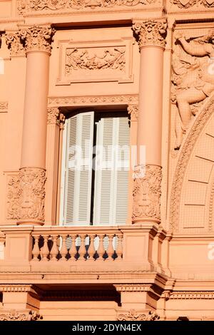 Argentina, Buenos Aires - una finestra con balcone della Casa Rosada su Plaza de Mayo, in Microcentro. Foto Stock