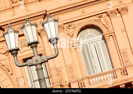 Argentina, Buenos Aires - una finestra con balcone della Casa Rosada su Plaza de Mayo, in Microcentro. Foto Stock