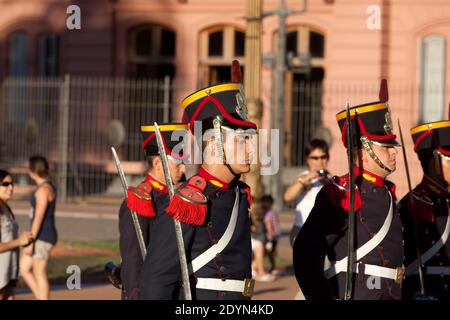 Argentina, Buenos Aires - i soldati partecipano alla cerimonia di abbassamento della bandiera fuori Casa Rosada su Plaza de Mayo, a Microcentro. Foto Stock