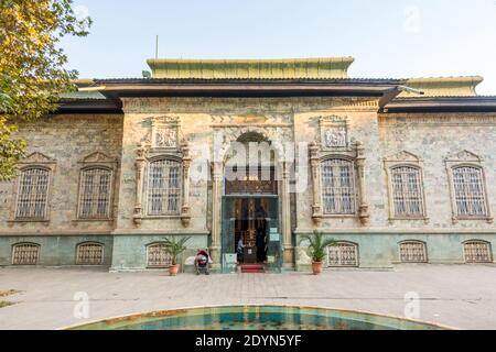 Edificio storico di palazzo verde (Shahvand House) del visitatore iraniano che cammina nel complesso del palazzo di Sa'dabad, costruito dai monarchi di Qajar e Pahlavi Foto Stock