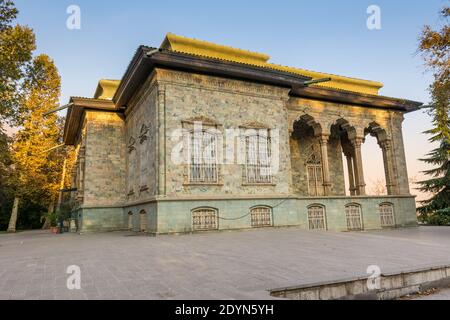 Edificio storico di palazzo verde (Shahvand House) del visitatore iraniano che cammina nel complesso del palazzo di Sa'dabad, costruito dai monarchi di Qajar e Pahlavi Foto Stock