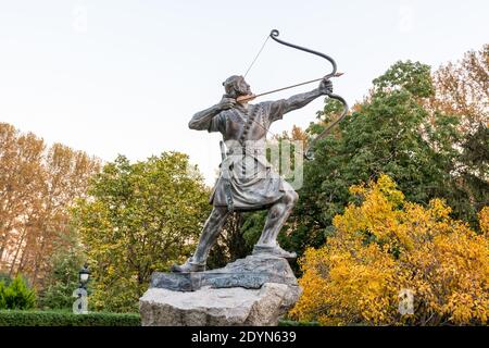 Statua di Arash l'Arciere, eroico arciere-figura della mitologia iraniana, nel complesso del palazzo di Sa'dabad, costruito dai monarchi di Qajar e Pahlavi Foto Stock