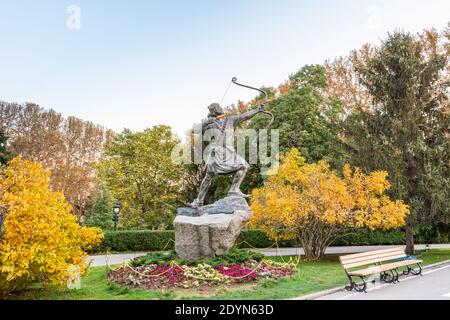 Statua di Arash l'Arciere, eroico arciere-figura della mitologia iraniana, nel complesso del palazzo di Sa'dabad, costruito dai monarchi di Qajar e Pahlavi Foto Stock