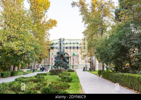 Edificio storico di palazzo verde (Shahvand House) del visitatore iraniano che cammina nel complesso del palazzo di Sa'dabad, costruito dai monarchi di Qajar e Pahlavi Foto Stock