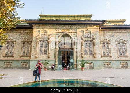 Edificio storico di palazzo verde (Shahvand House) del visitatore iraniano che cammina nel complesso del palazzo di Sa'dabad, costruito dai monarchi di Qajar e Pahlavi Foto Stock