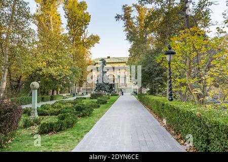 Edificio storico di palazzo verde (Shahvand House) del visitatore iraniano che cammina nel complesso del palazzo di Sa'dabad, costruito dai monarchi di Qajar e Pahlavi Foto Stock