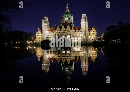 Un bel colpo delle luci nel nuovo Municipio di Hannover, Germania durante la notte Foto Stock