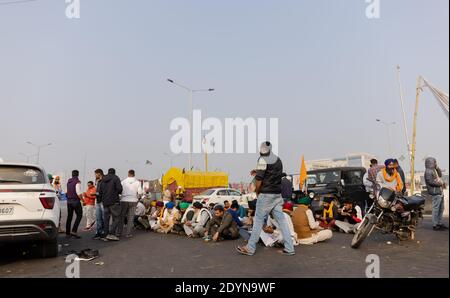 NEW DELHI, INDIA, DICEMBRE 2020 : Ritratto di contadino indiano dal Punjab e da altri stati che partecipano alla nuova legge agricola protesta al confine Delhi-UP Foto Stock