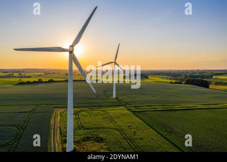 Turbine eoliche che producono elettricità, costruite su un campo a Skanderborg, Danimarca Foto Stock