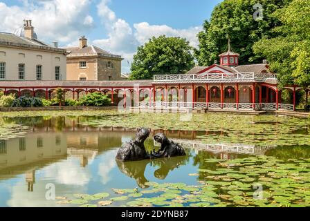 The Chinese Pond and House at Woburn Abbey and Gardens, Bedfordshire, Inghilterra Foto Stock