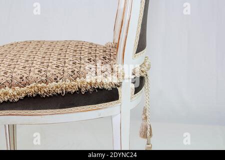 Sedia antica in legno, stile retrò, sfondo chiaro. Foto Stock