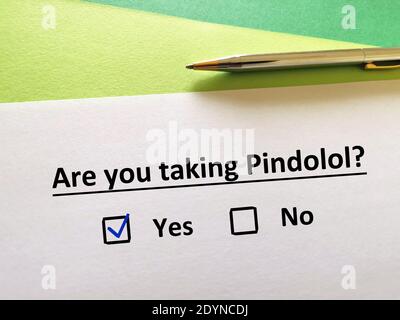 Una persona sta rispondendo alla domanda circa il farmaco psichiatrico. La persona sta assumendo pindolol Foto Stock
