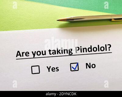 Una persona sta rispondendo alla domanda circa il farmaco psichiatrico. La persona non prende il pindololo Foto Stock