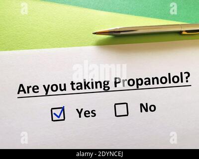Una persona sta rispondendo alla domanda circa il farmaco psichiatrico. La persona sta prendendo il propanololo Foto Stock