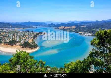 Due cittadine costiere vicine sulla penisola di Coromandel, Nuova Zelanda. Pauanui (a sinistra) e Tairua (a destra) sono separati da un porto Foto Stock