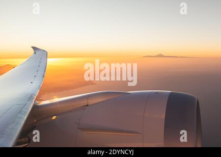 Meravigliosa vista aerea al tramonto di el Teide visto dalla finestra dell'aereo a Gran Canaria. Tenerife, Isole Canarie, Spagna. Il supporto più alto Foto Stock