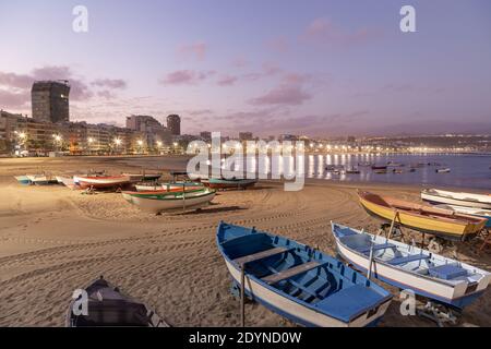 Alba sulla spiaggia di Las Canteras a Las Palmas de Gran Canaria, isole canarie, Spagna. Concetto di vacanza al mare e alle Canarie. Foto Stock