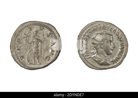 Un'antica moneta d'argento romana, un denario di Gordiano III (238-244 d.C.). Il lato opposto mostra 'Virtus' (virtù) che tiene un ramo di lancia e di oliva Foto Stock