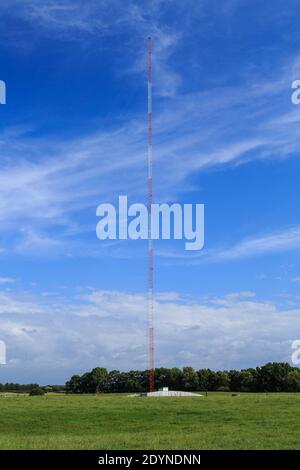 Una torre trasmettitore radio AM alta in un campo Foto Stock