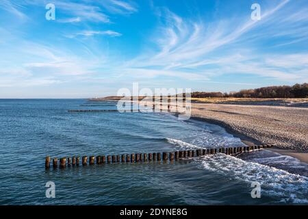 Groynes sulla riva del Mar Baltico a Graal-Mueritz, Germania. Foto Stock