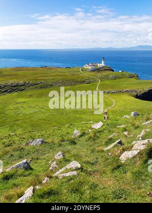 Sentiero escursionistico fino al faro sulla penisola di Neist Point con vista delle Ebridi esterne all'orizzonte, Dunvegan, Isola del cielo, Ebridi interne Foto Stock