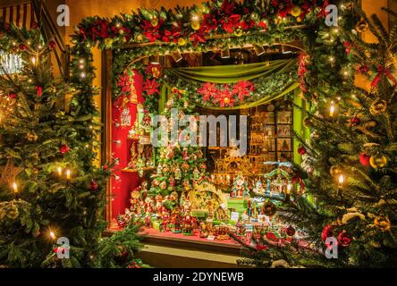 Negozio con decorazioni natalizie in Herrngasse, Rothenburg ob der Tauber, Città Vecchia, Valle Tauber, strada Romantica, Franconia Centrale, Franconia Foto Stock