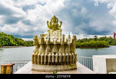 Figura di divinità indù al tempio indù Lord Shiva, lago santo Grand Bassin, luogo di pellegrinaggio, Ganga Talao, Mauritius Foto Stock