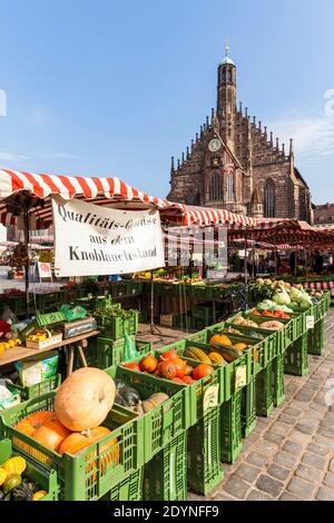 Mercato settimanale sul mercato principale di fronte alla Chiesa di nostra Signora, bancarella mercato, paese aglio, zucche, verdure, Norimberga, Franconia Foto Stock