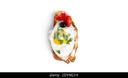 Bruschetta con uova fritte e verdure su fondo bianco. Foto di alta qualità Foto Stock