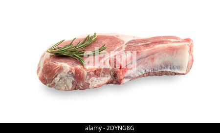 Bistecca cruda con rosmarino su fondo bianco. Foto di alta qualità Foto Stock