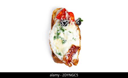 Bruschetta con uova fritte e verdure su fondo bianco. Foto di alta qualità Foto Stock