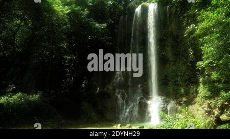 Cascate di Kawasan in una foresta verde. Cascata nella giungla tropicale di montagna. Bohol, Filippine. Foto Stock