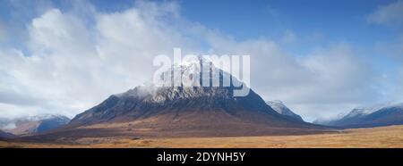 Antenna Buachaille Etive Mor durante la vista autunnale della strada A82 e ponte Foto Stock