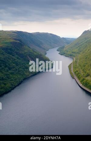 Consapevolezza sfondo calmo di vista aerea da sopra Loch Ewe All'alba in Scozia Foto Stock