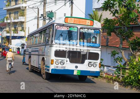 AMBALANGODA, SRI LANKA - 19 FEBBRAIO 2020: Bus navetta 'Lanka Ashok Leyland' su una strada cittadina in una giornata di sole Foto Stock