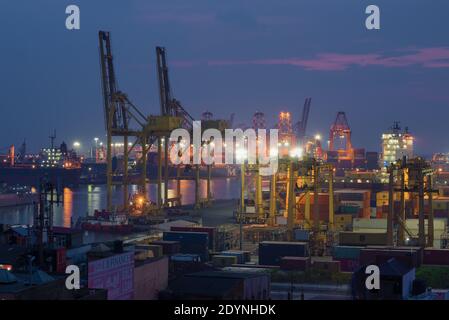 COLOMBO, SRI LANKA - 22 FEBBRAIO 2020: Paesaggio notturno del porto di carico Foto Stock