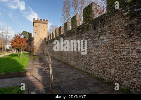 Firenze, Italia - 2020 dicembre 21: Antica torre lungo le antiche mura merlate della città nei pressi del Lungarno Santa Rosa, Firenze, Italia. Foto Stock