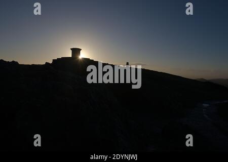 6 - la silhouette grandangolare della vetta faro del worcestershire all'alba. Parte delle colline di malvern, molto spazio di copia nera nella metà inferiore. Foto Stock