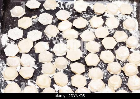 Gnocchi grezzi cotti a casa su una superficie di ferro cosparsa di farina. Foto Stock