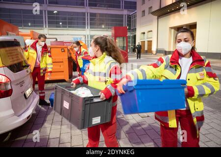 27 dicembre 2020, Hessen, Francoforte sul meno: Il team di vaccinazione mobile ASB riceve i vaccini e le attrezzature per le vaccinazioni di Covid 19 presso la casa di cura di Hufeland Haus al mattino presso il centro di vaccinazione di Francoforte Festhalle e li trasporta in auto. Foto: Frank Röth/F.A.Z. Piscina/dpa Foto Stock