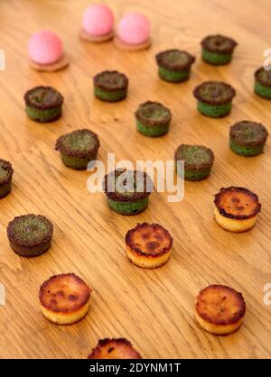 Un piatto da dessert di tartelette dolci (piccole crostate con vari ripieni dolci) Foto Stock