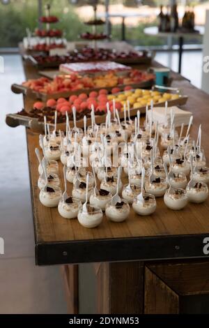 Vari dolci da cucina a base di dita in esposizione su un tavolo a buffet in occasione di un cocktail Foto Stock