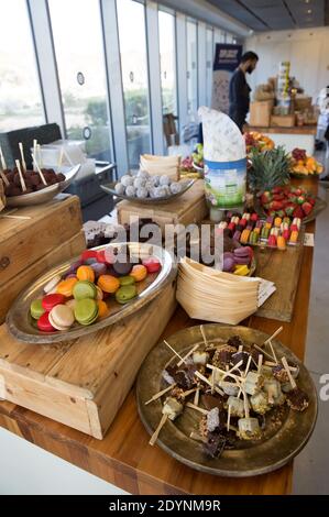 Assortimento di dessert su un tavolo a buffet Foto Stock